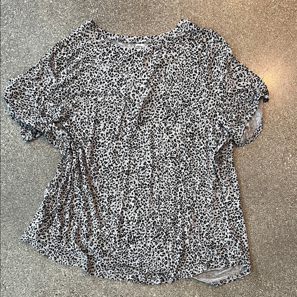 Old Navy Tops - Old Navy Black and White Patterned Short Sleeve Cheeta Print Top